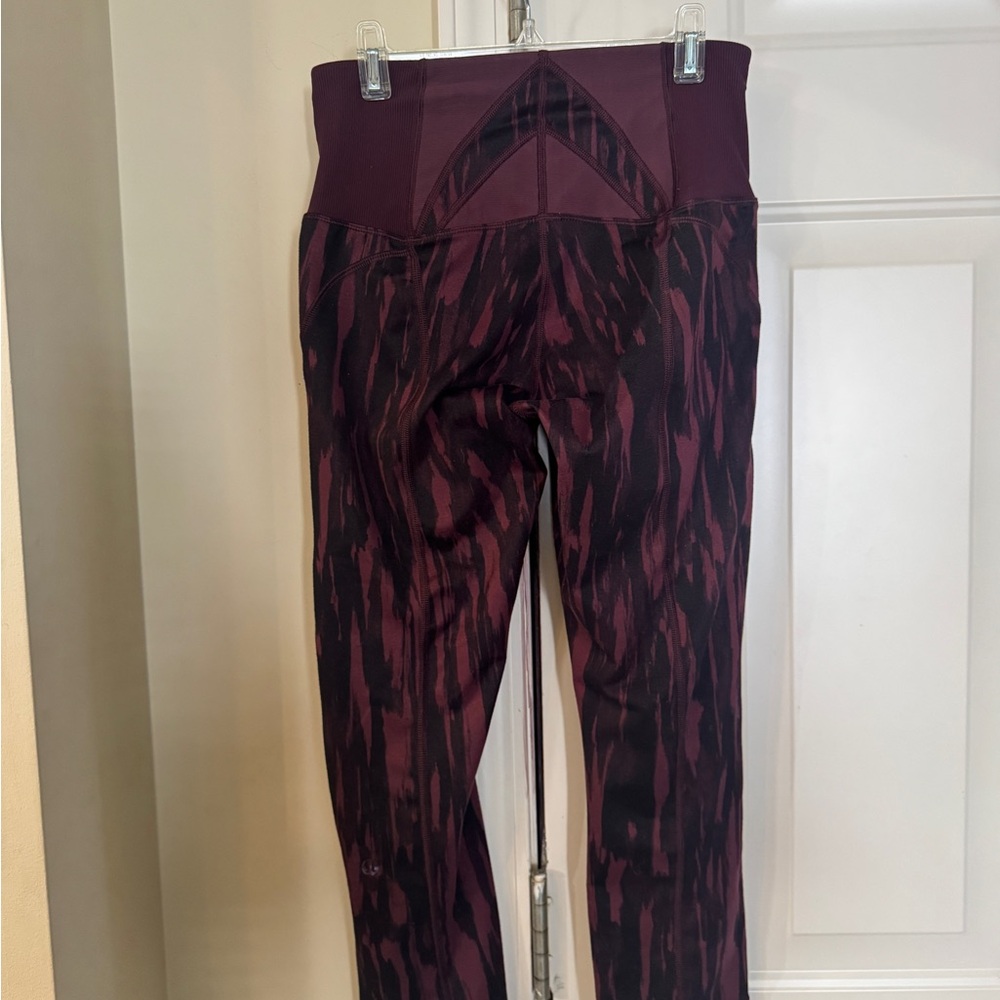 Lululemon Burgendy/Black‎ Leggings flattering size 4/6